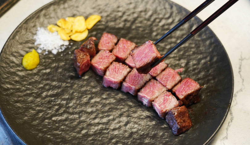 「和牛牛排」選擇油脂適中的板腱部位，燒烤後剪成方便入口的大小。（圖／魏妤靜攝）