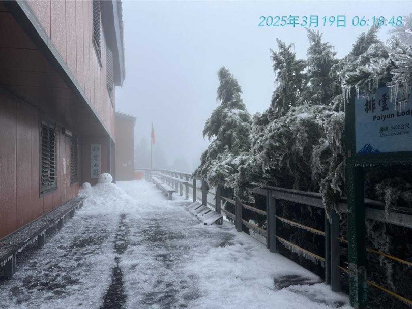玉山排雲山莊積雪約7.5公分，19日清晨6時許轉為飄細雨。