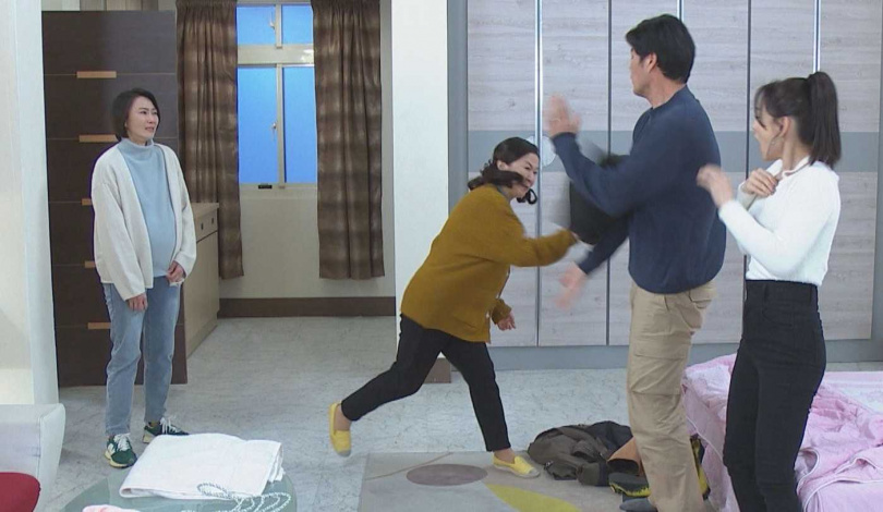 謝瓊煖（左２）痛心兒子劉至翰變心，憤怒上前教訓。（圖／民視提供）