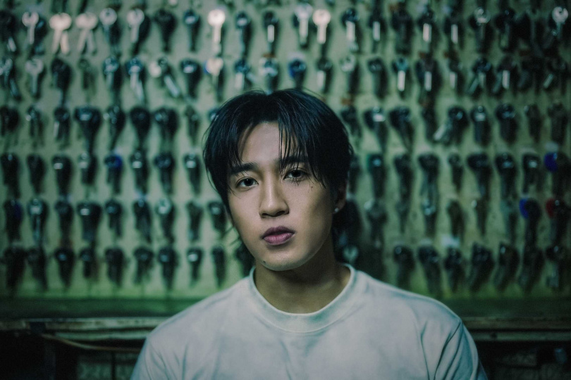 婁峻碩為配合歌曲進駐鑰匙行學打鎖。（圖／伊弗龐金有限公司X想不到音樂工作室提供）