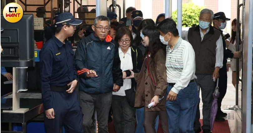 國民黨台北市黨部主委黃呂錦茹(中)被控涉入「死亡連署」案25日遭台北地院裁定羈押禁見。(圖/趙世勳攝)