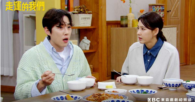 吳賢慶（右）在劇中飾演白成鉉（左）的養母。（圖／東森提供）