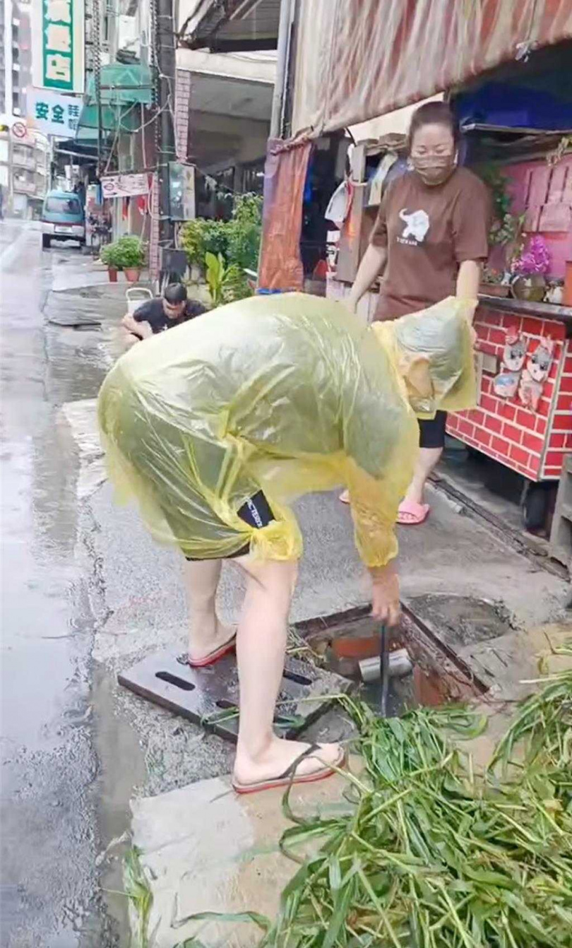 飲料店家PO文指出，大樹區實踐街一帶20多年來首見淹水，經查發現「水溝裡長滿超密集的牧草」，質疑多久沒清水溝了，才造成堵塞嚴重。（圖／翻攝自臉書古厝紅茶冰）