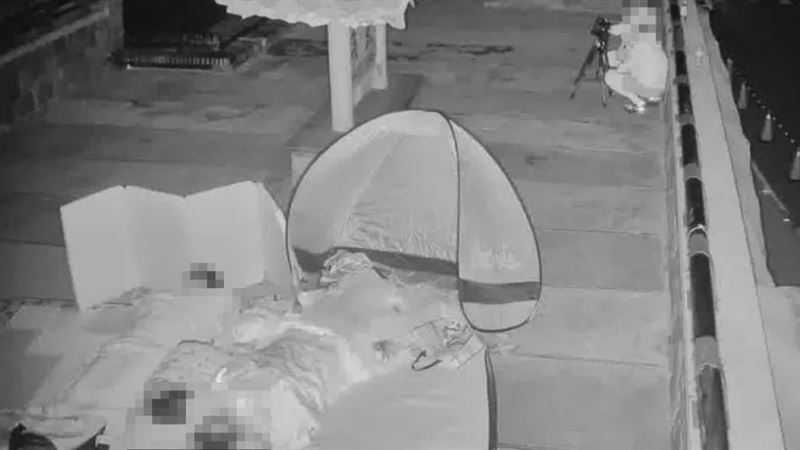 有民眾在武嶺亭搭帳篷露營。（圖／翻攝自武嶺亭即時影像）