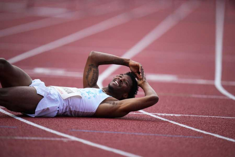 克里斯・羅賓森在跨欄時不小心走光。(圖/達志/美聯社)