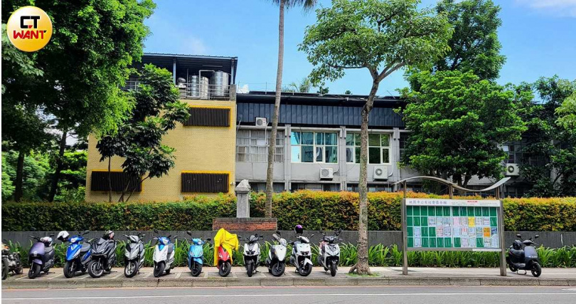 一反《行政程序法》規定，校事會議竟接受匿名者檢舉，讓不少教師人心惶惶，深怕一旁的同事與學生，就是栽贓自己的「細作」。（圖／周志龍攝）