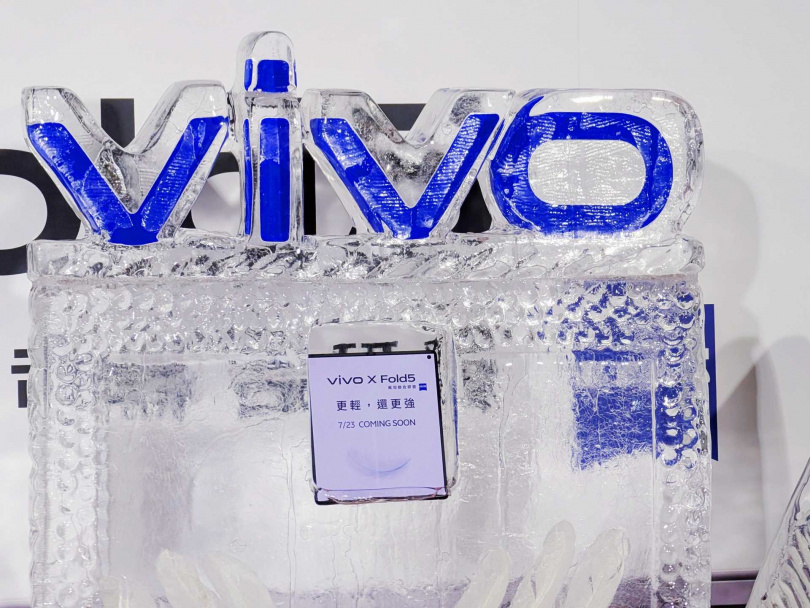 封在冰塊內的X Fold5。(圖/廖梓翔攝)