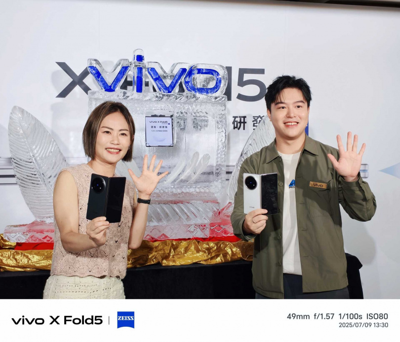 vivo台灣總經理陳怡婷(左)、產品經理杜威(右)。(圖/廖梓翔攝)