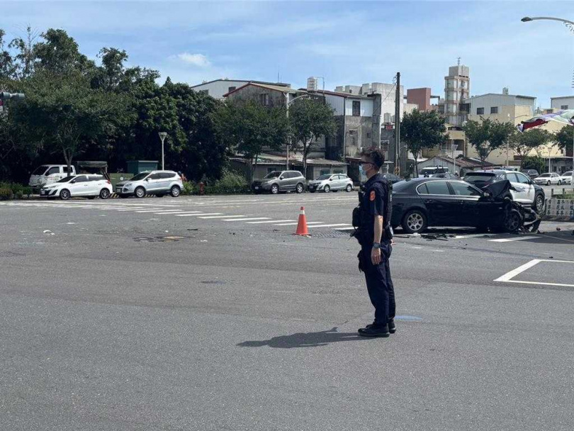 岡山警分局員警，在車禍現場指揮交通。（圖／民眾提供）