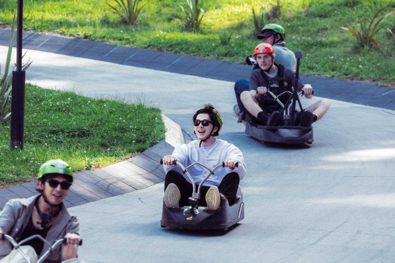 陳柏霖（前）、新田真劍佑（中）在斜坡滑車上飆車。（圖／出去一下What A Trip提供）