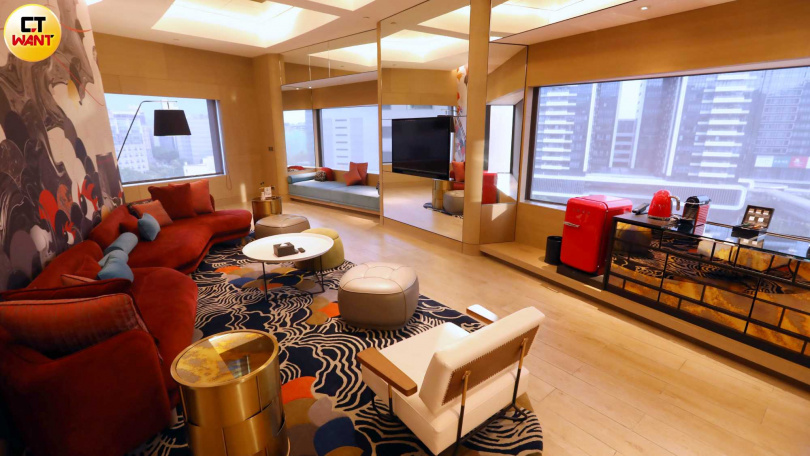 大直英迪格從外觀到內部空間、房間都採用大量磚瓦和代表基隆河的波紋意象。圖為大直英迪格設計感十足的總統套房。（圖／方萬民攝）