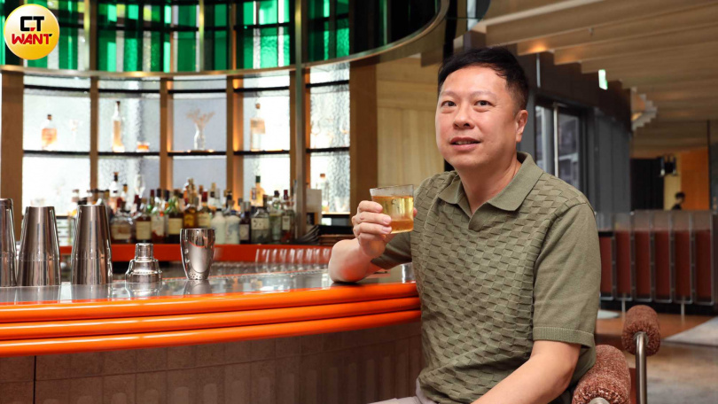 楊國鼎邀請大家都來「BAR DI」點一杯自己喜歡的「建築」。（圖／方萬民攝）