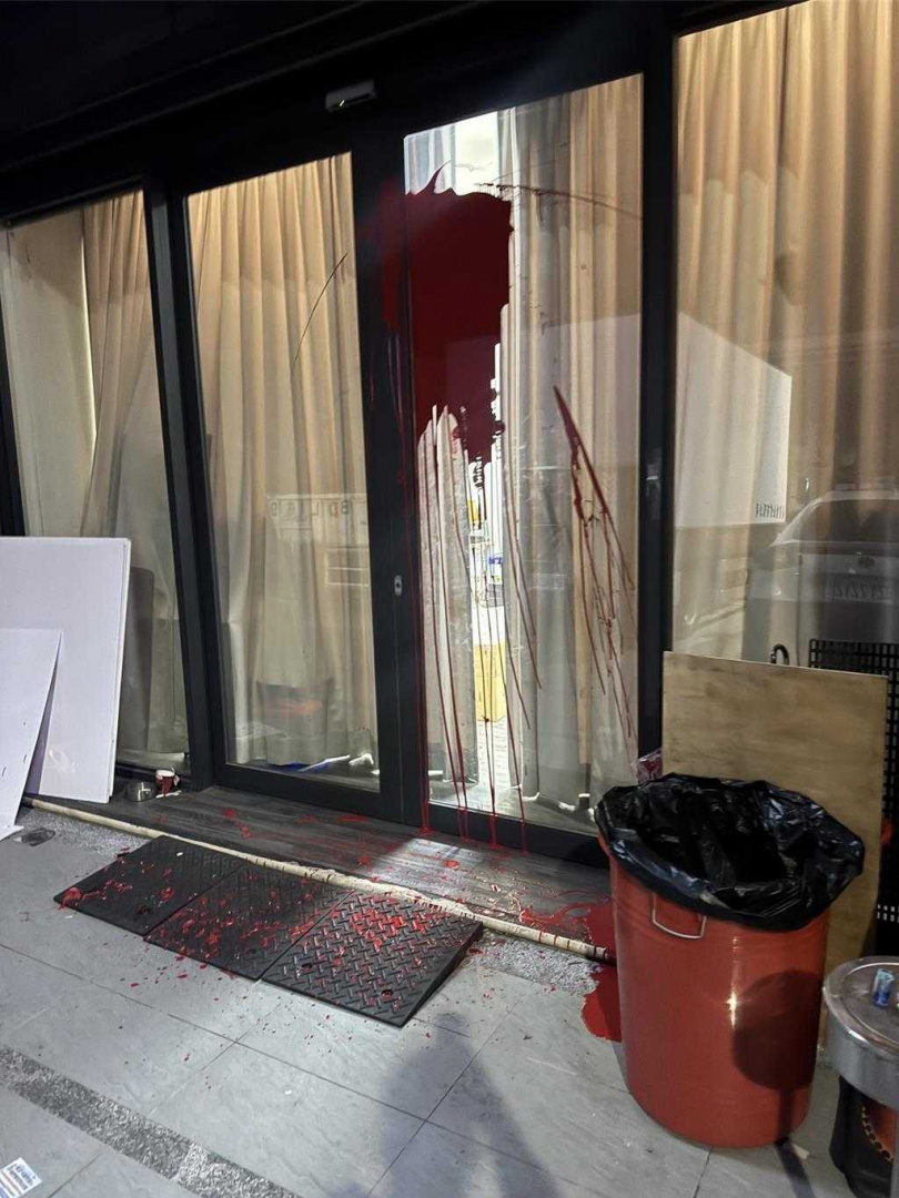 台中市北屯區東山路一間經營殯葬紙紮商品的宗教用品公司,26日遭民眾潑紅漆。(圖/民眾提供)