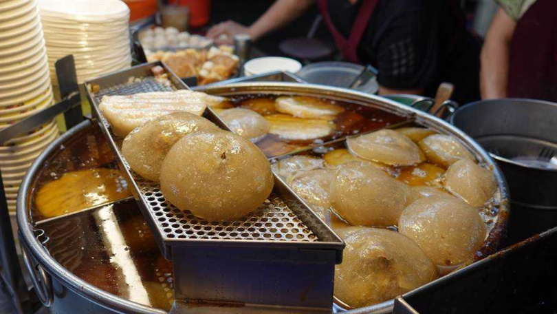 曹老闆攤子上的小吃，是貫穿了許多在地人大半人生的回憶。（圖／報系資料照）