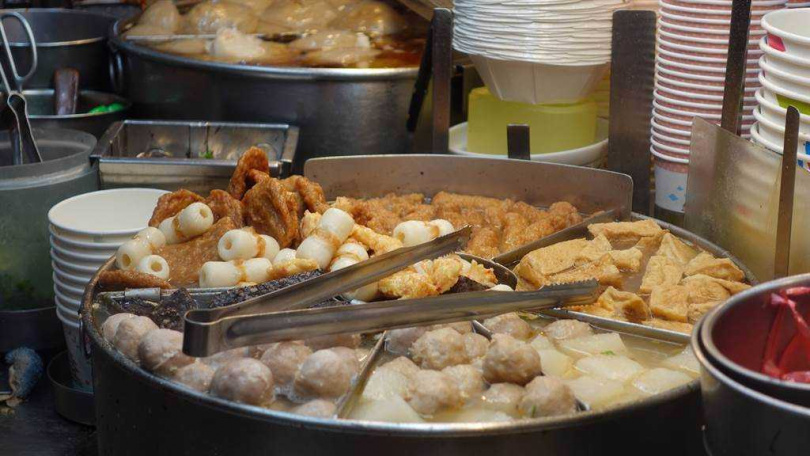 曹老闆攤子上的小吃，是貫穿了許多在地人大半人生的回憶。（圖／報系資料照）