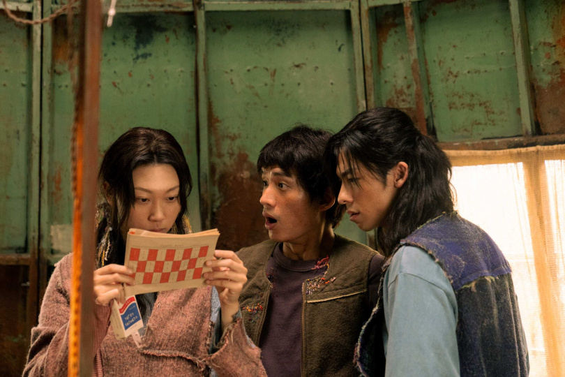 許光漢（右起）在《他年她日》飾演的「薯仔」，與陳澤耀飾演的弟弟「番茄」、韓佩瑤飾演的青梅竹馬「巧兒」從小互相照應，感情甚篤。（圖／甲上娛樂提供）