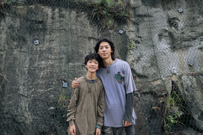 飾演「小薯仔」的王子軒（左）與許光漢相似度極高（圖／甲上娛樂提供）