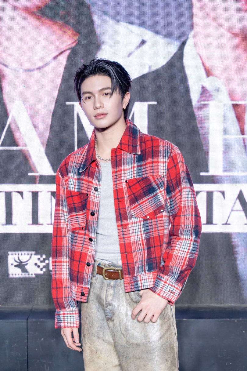 William看到戲中大尺度影片直呼害羞。（圖／無限娛樂提供）