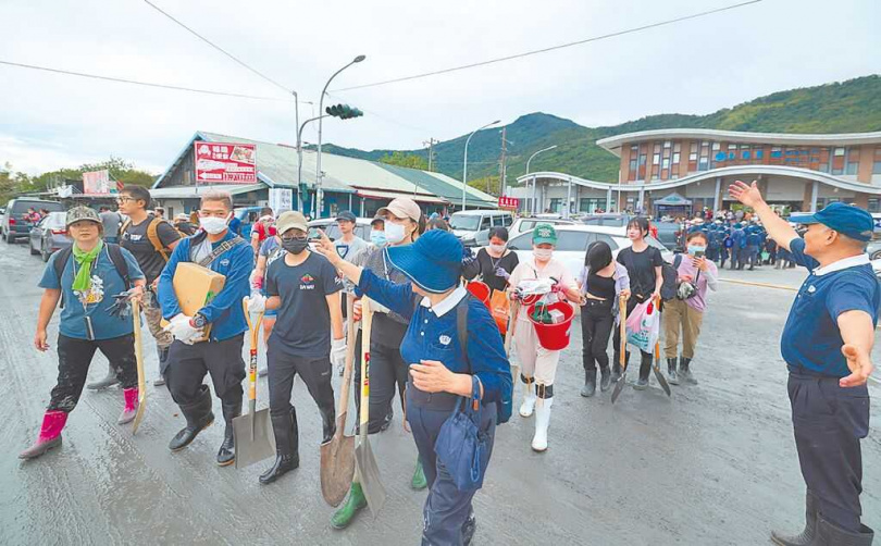 花蓮光復鄉災情嚴重，26日大量志工搭火車湧入光復。（圖／中國時報郭吉銓攝）