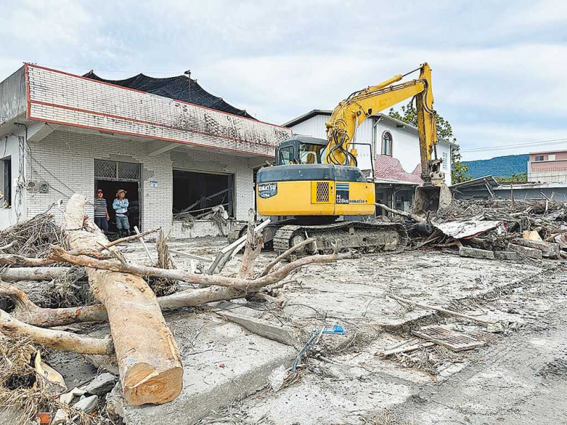 阿陶莫部落當地多為長者，無力向外界求援，部落一度像被遺忘，26日起開始有志工協助清理環境。（蔡旻妤攝）