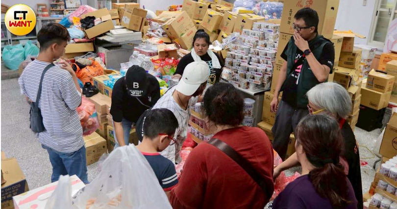 全台物資與人力湧入花蓮,共同投入災後復原,盼助災民早日回歸正常生活。(圖/黃耀徵攝)
