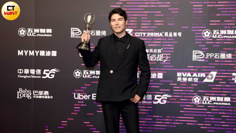 鳳小岳特別感謝老婆的付出。（圖／本刊攝影組）