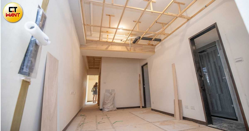 「世界花園」今年剛落成交屋,花崗石建築外觀,還有超大中庭公園,相當氣派,很難想像裡頭竟有百餘戶裝潢爛尾。(圖/劉耿豪攝)