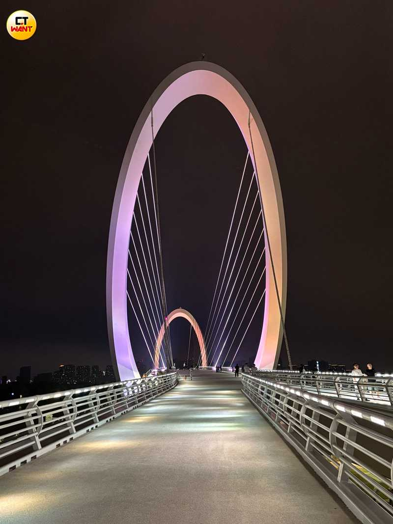 南京眼步行橋的兩個白環既相稱又似分離，極富動感。（圖╱王若攝）