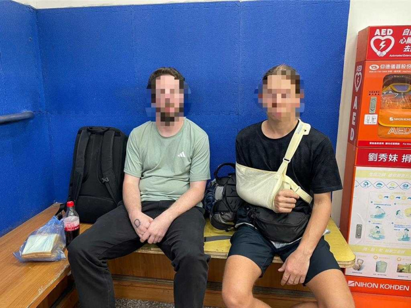 高雄市專勤隊與左營分局於4日在高雄巨蛋附近查獲2名外籍人士從事募款行為。(圖/翻攝照片)