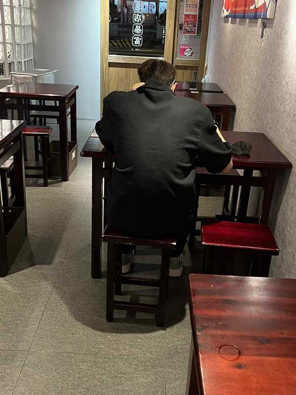 雖然范姜彥豐身陷風暴，但本刊讀者想跟他合照他仍欣然同意 。（圖／讀者提供）