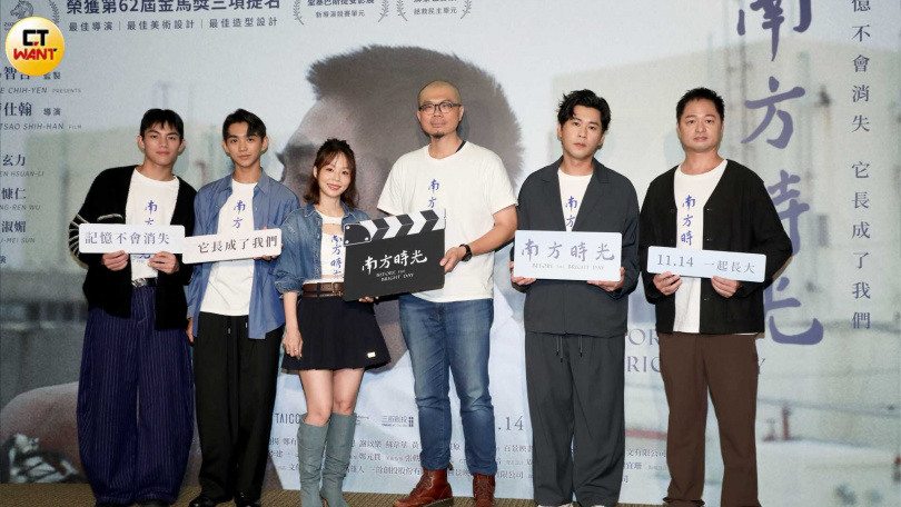 《南方時光》導演曹仕翰（右三）與全片演員孫淑媚（左三）、陳玄力（左二）、鄭有傑（右一）、黃迪揚（右二）及温傑恩（左）出席首映會。（圖／侯世駿攝）
