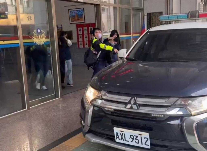 警方調查,2人疑似在今年8月入境後,便在各大觀光景點行竊,更懷疑兩人是跨國竊盜集團成員之一,警詢後今天依竊盜等罪移送基隆地檢署,將持續追查是否有其他跨國竊盜集團成員仍在台灣境內犯案。(圖/翻攝畫面)