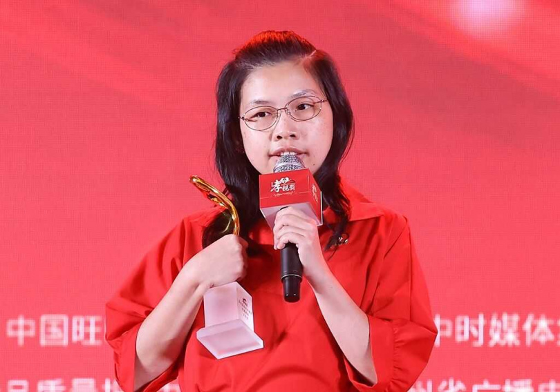 王亭潔雖自幼腦部病變,但仍照顧阿茲海默症的父親,以堅毅與感恩回報父母,榮獲孝親楷模。(圖/陳俊吉攝)