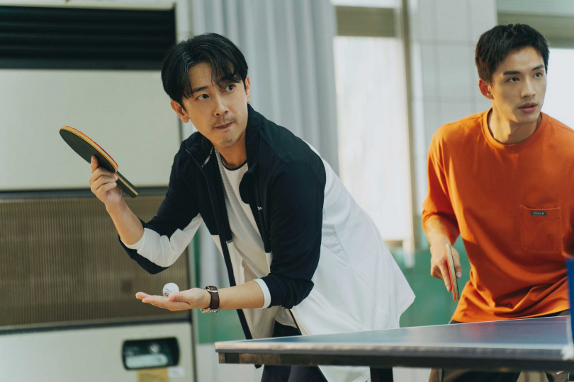 施名帥(左)延續先前在《乒乓男孩》魔鬼教練形象，被劇組巧妙翻玩成監所乒乓高手，在現場再次展現扎實底子。右為陳澤耀。（圖／愛奇藝國際版、壹壹影業提供）