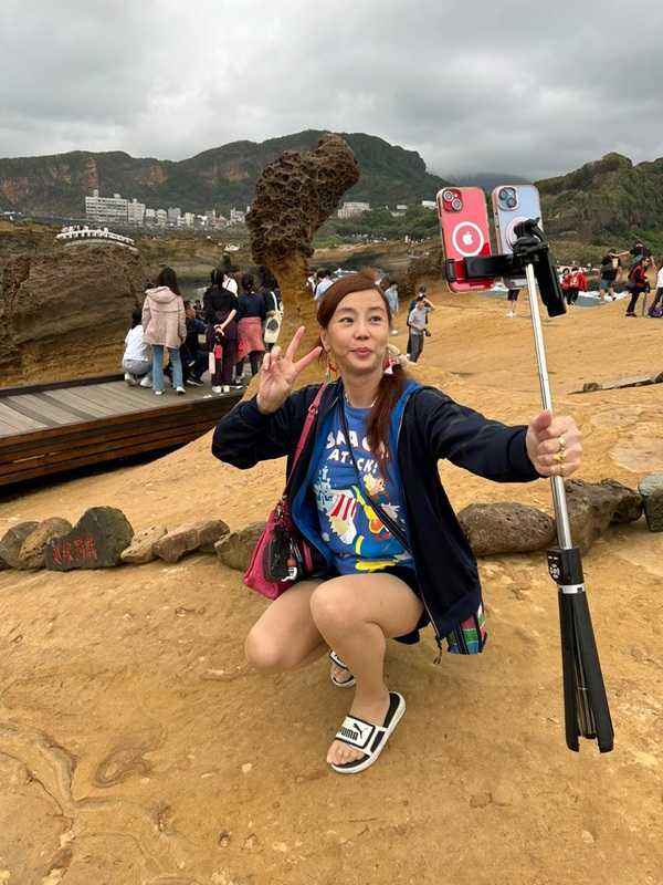 為幫高齡母親分擔債務，法拉利姐曾透露自己月收入不高。（圖／翻攝自法拉利姐臉書）