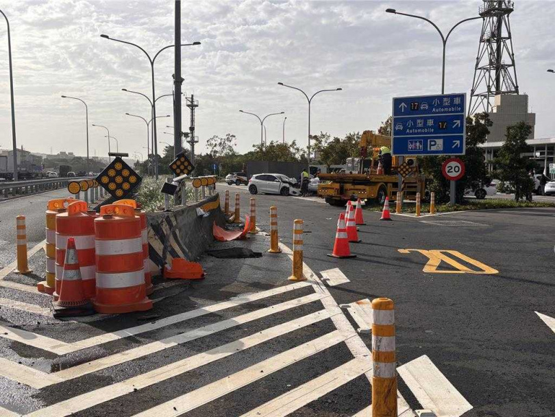 國道1號楊梅休息站又撞了!28日下午2時許,23歲陳男駕車行經該路段時,因不明原因衝撞休息站前分隔島,並波及停於休息站內的5輛車,1名在車上休息的52歲謝姓貨車駕駛頭部受到撞擊,意識清楚送醫;而肇事的陳男、24歲石姓乘客也因頭部、身上多處擦挫傷送醫,3人皆意識清楚。(圖/報系資料照)