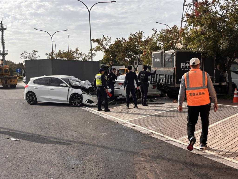 國道1號楊梅休息站又撞了!28日下午2時許,23歲陳男駕車行經該路段時,因不明原因衝撞休息站前分隔島,並波及停於休息站內的5輛車,1名在車上休息的52歲謝姓貨車駕駛頭部受到撞擊,意識清楚送醫;而肇事的陳男、24歲石姓乘客也因頭部、身上多處擦挫傷送醫,3人皆意識清楚。(圖/報系資料照)