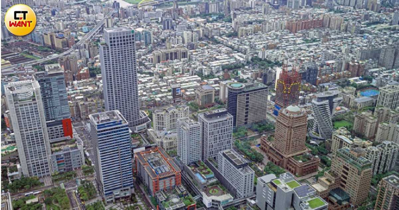 寸土寸金的台北市有不少老屋，因為屋況不佳亟需都更。（示意圖／黃耀徵攝）