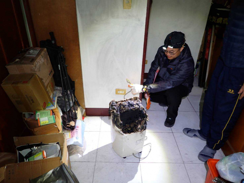 基隆市暖暖區源遠路一處發生除濕機自燃事故。(圖/基隆市消防局)