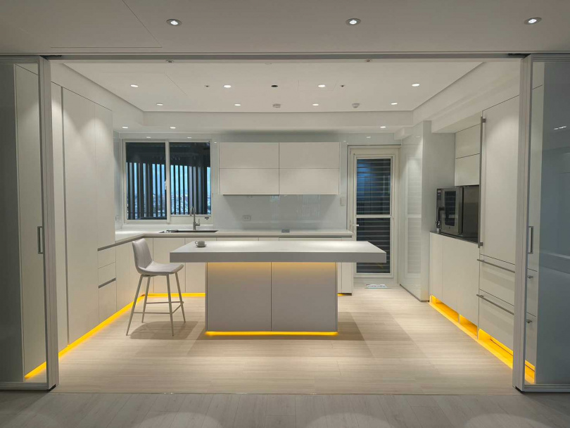 劉瑞麟發明旋轉中島的最初目的,是希望可以與餐桌合併,實現聖誕大餐及過年團聚圍爐同桌的願望,該設計已於10月取得台灣專利,還可搭配燈光計畫。(圖/劉瑞麟提供)