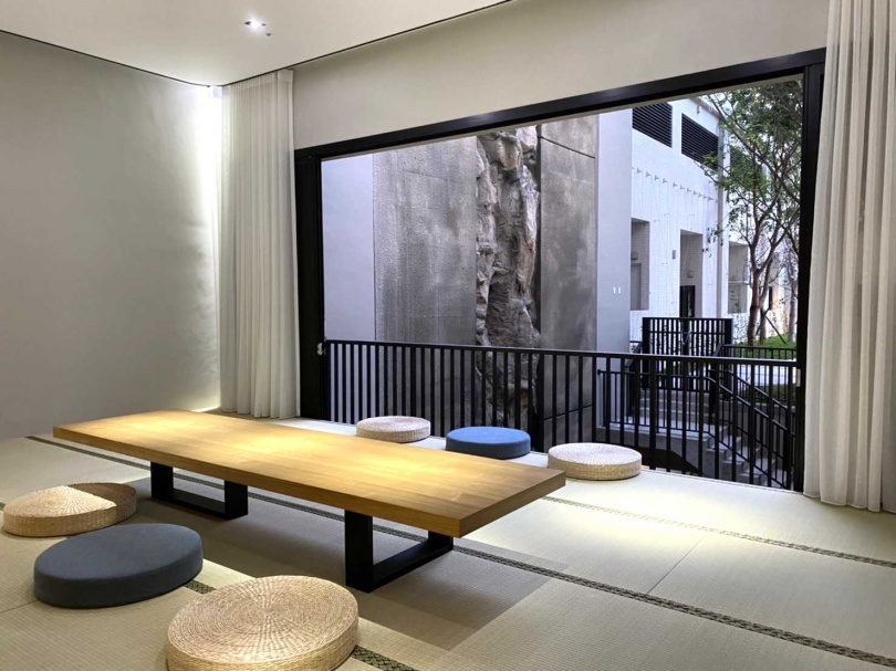 「豐謙蜜之地」的茶屋可見窗外即是瀑布造景,深度至地下2層樓,為停車場帶來通風、採光,為豐謙「被動式建築」的代表作。(圖/劉瑞麟提供)