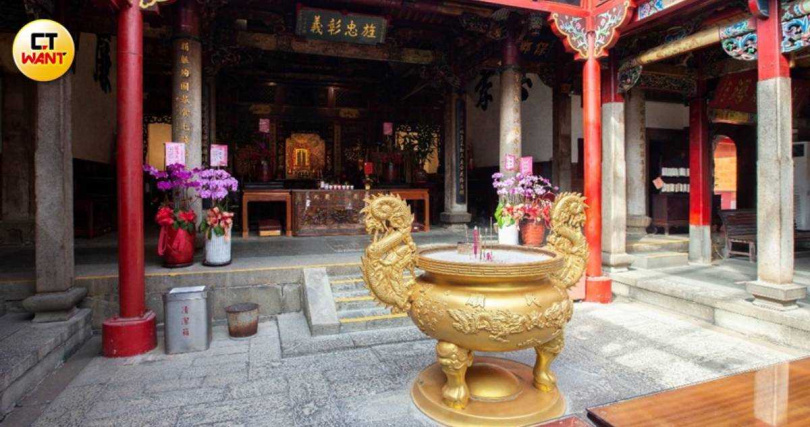 各地廟宇是不少人安定身心的穩定力量。圖為新竹縣新埔鎮褒忠義民廟。（圖／CTWANT攝影組）