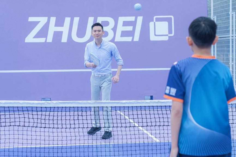 新竹縣竹北市長鄭朝方(圖)歡迎民眾4月底前每天上午8時到晚間10時來匹克球場溜溜。(圖/翻攝自竹北市公所媒體群組)