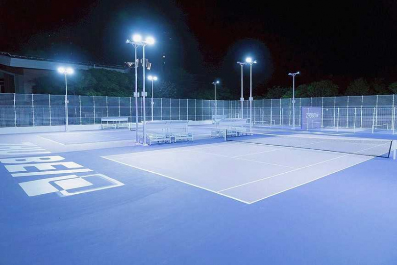 改善後的網球場除了新增的匹克球場功能外,連帶照明也同步優化。(圖/翻攝自竹北市公所媒體群組)