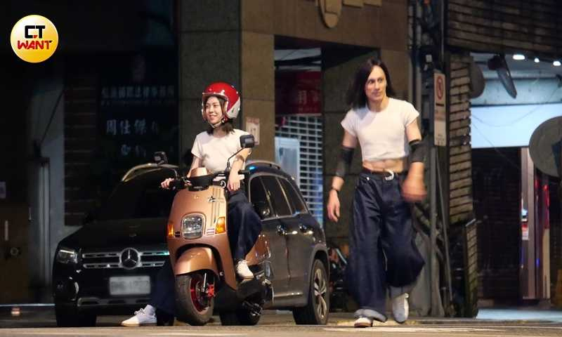 馬士媛與替身演員一同等待拍攝。（圖／本刊攝影組）