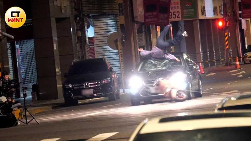 正式拍攝替身被車撞飛的畫面。(圖/本刊攝影組)