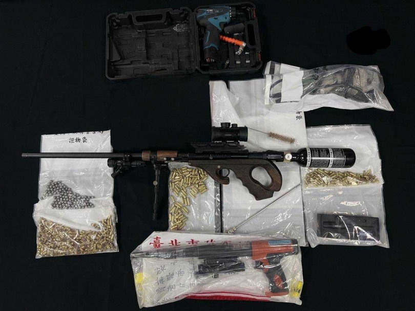 新竹縣一名45歲的王姓工人於工寮改槍,遭警方逮捕。(圖/翻攝畫面)