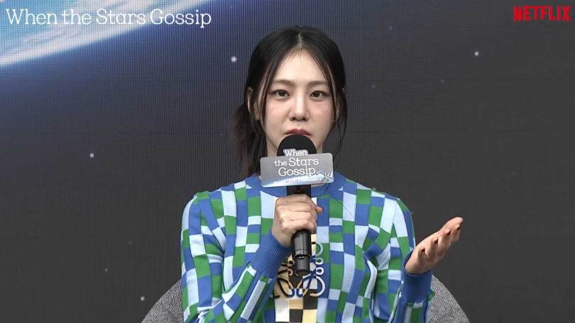 韓知㒚非常喜歡仰望天空,曾為了看流星跑去蒙古。(圖/Netflix提供)