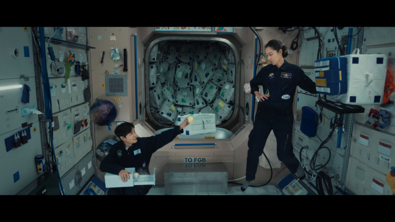 太空站為無重力狀態,如何邊移動邊演戲,對演員群來說是一大考驗。(圖/Netflix提供)