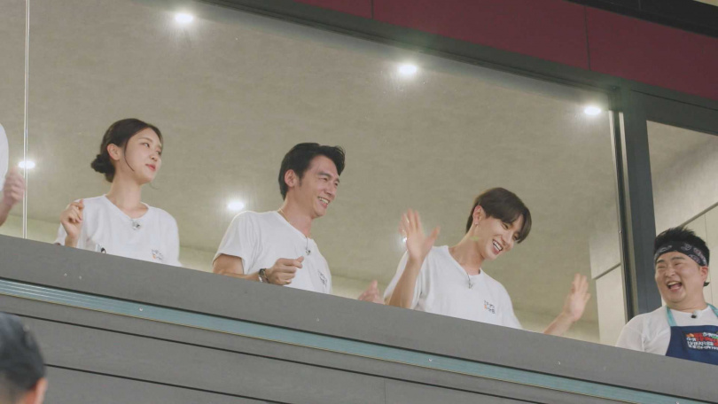 利特帶領著温昇豪等廚房成員大跳應援舞。(圖/客家電視台提供)